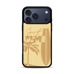 Coque de protection en bois véritable fabriquée en France pour  sur le thème chill avec un motif représentant une silouhette tenant une planche de surf sur une plage entouré de palmiers et les mots "Surf Time Long Beach Miami"