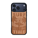 Coque de protection en bois véritable fabriquée en France pour iPhone 17 Pro Max sur le thème chill avec un motif représentant une silouhette tenant une planche de surf sur une plage entouré de palmiers et les mots "Surf Time Long Beach Miami"