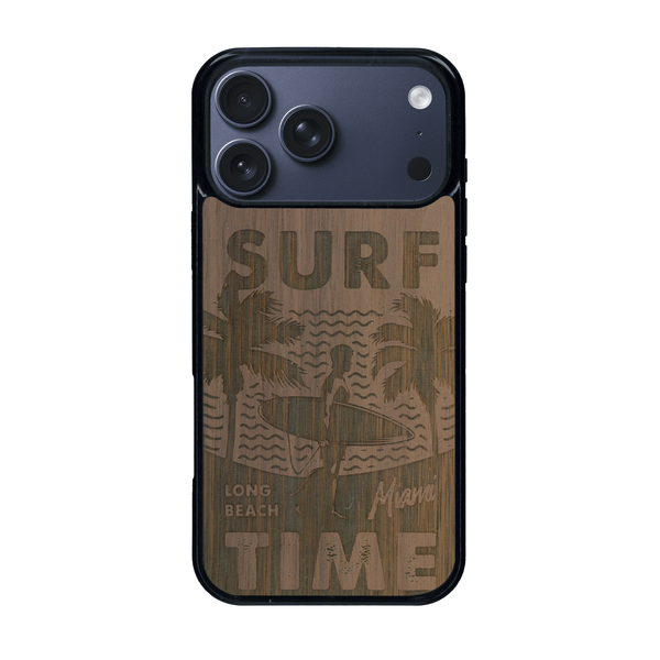 Coque de protection en bois véritable fabriquée en France pour iPhone 17 Pro Max sur le thème chill avec un motif représentant une silouhette tenant une planche de surf sur une plage entouré de palmiers et les mots "Surf Time Long Beach Miami"