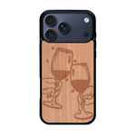 Coque de protection en bois véritable fabriquée en France pour iPhone 17 Pro Max représentant une vue de face d'une flute de champagne dessinée à la main par l'artiste Maud Dabs