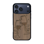 Coque de protection en bois véritable fabriquée en France pour iPhone 17 Pro Max représentant une vue de face d'une flute de champagne dessinée à la main par l'artiste Maud Dabs