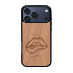 Coque de protection en bois véritable fabriquée en France pour iPhone 17 Pro Max représentant de manière minimaliste une bouche de féminine se mordant le coin de la lèvre de manière sensuelle dessinée à la main par l'artiste Maud Dabs