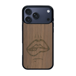 Coque de protection en bois véritable fabriquée en France pour iPhone 17 Pro Max représentant de manière minimaliste une bouche de féminine se mordant le coin de la lèvre de manière sensuelle dessinée à la main par l'artiste Maud Dabs