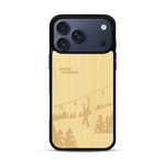 Coque de protection en bois véritable fabriquée en France pour  sur le thème de la montagne, du ski et de la neige avec un motif représentant une paire de ski plantée dans la neige avec en fond des montagnes enneigées
