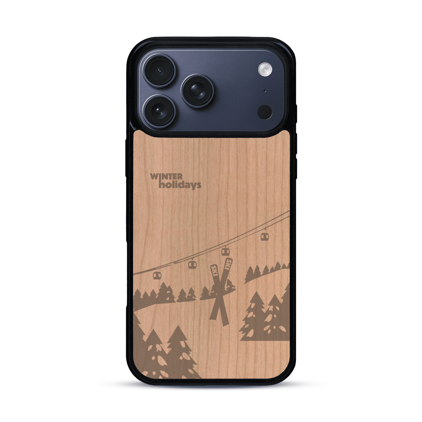 Coque de protection en bois véritable fabriquée en France pour  sur le thème de la montagne, du ski et de la neige avec un motif représentant une paire de ski plantée dans la neige avec en fond des montagnes enneigées