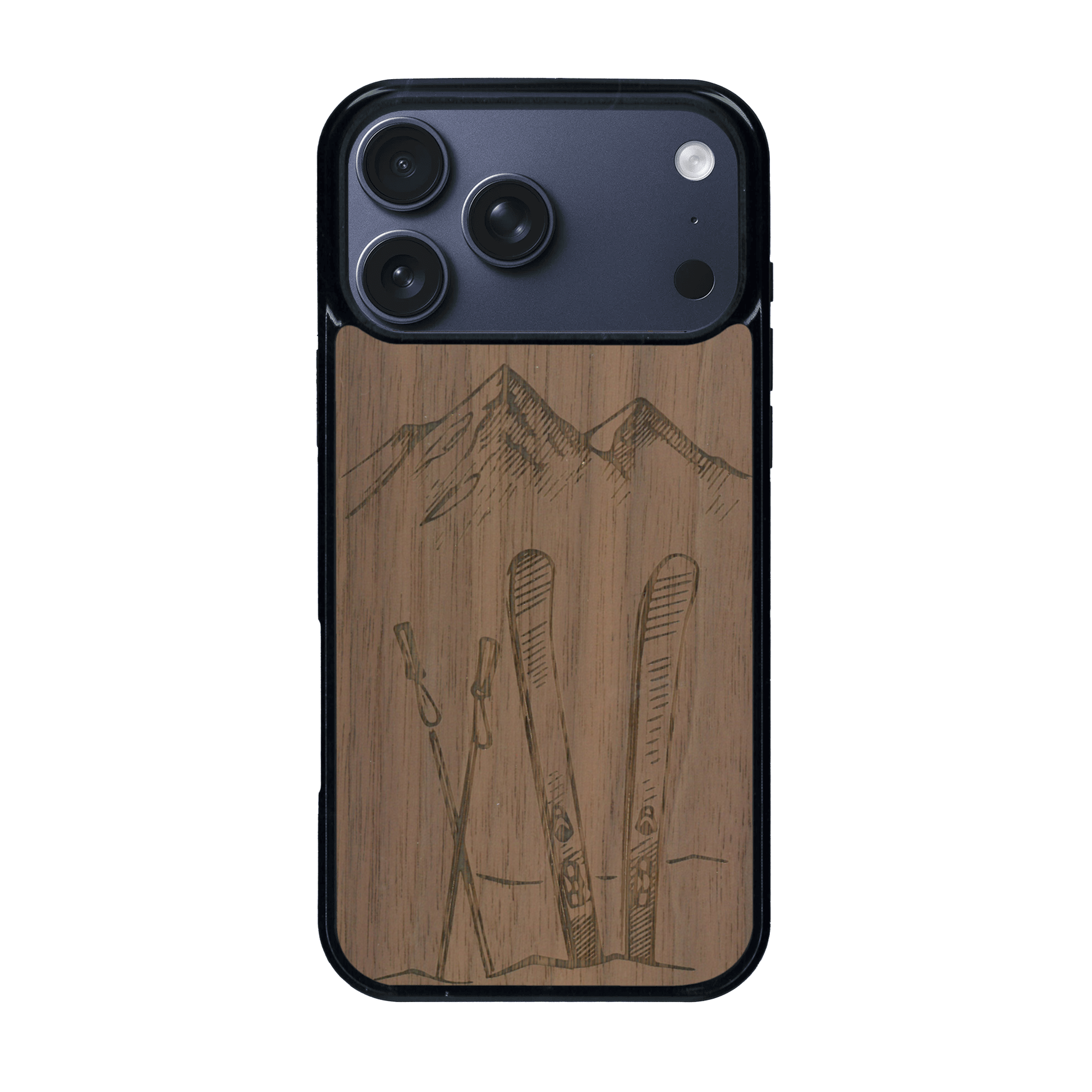 Coque de protection en bois véritable fabriquée en France pour iPhone 17 Pro Max sur le thème de la montagne, du ski et de la neige avec un motif représentant une paire de ski plantée dans la neige avec en fond des montagnes enneigées