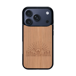 Coque de protection en bois véritable fabriquée en France pour iPhone 17 Pro sur le thème chill et nature avec un motif représentant un levé de soleil sur un paysage de montagne avec des sapins et un chalet et la phrase "Good friends, good adventure"