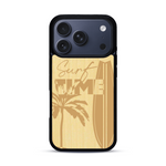 Coque de protection en bois véritable fabriquée en France pour  sur le thème chill avec un motif représentant une silouhette tenant une planche de surf sur une plage entouré de palmiers et les mots "Surf Time Long Beach Miami"