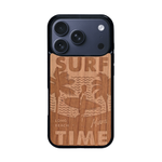 Coque de protection en bois véritable fabriquée en France pour iPhone 17 Pro sur le thème chill avec un motif représentant une silouhette tenant une planche de surf sur une plage entouré de palmiers et les mots "Surf Time Long Beach Miami"