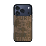 Coque de protection en bois véritable fabriquée en France pour iPhone 17 Pro sur le thème chill avec un motif représentant une silouhette tenant une planche de surf sur une plage entouré de palmiers et les mots "Surf Time Long Beach Miami"