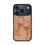 Coque de protection en bois véritable fabriquée en France pour iPhone 17 Pro représentant une vue de face d'une flute de champagne dessinée à la main par l'artiste Maud Dabs