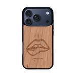Coque de protection en bois véritable fabriquée en France pour iPhone 17 Pro représentant de manière minimaliste une bouche de féminine se mordant le coin de la lèvre de manière sensuelle dessinée à la main par l'artiste Maud Dabs
