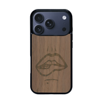 Coque de protection en bois véritable fabriquée en France pour iPhone 17 Pro représentant de manière minimaliste une bouche de féminine se mordant le coin de la lèvre de manière sensuelle dessinée à la main par l'artiste Maud Dabs