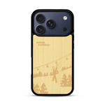 Coque de protection en bois véritable fabriquée en France pour  sur le thème de la montagne, du ski et de la neige avec un motif représentant une paire de ski plantée dans la neige avec en fond des montagnes enneigées