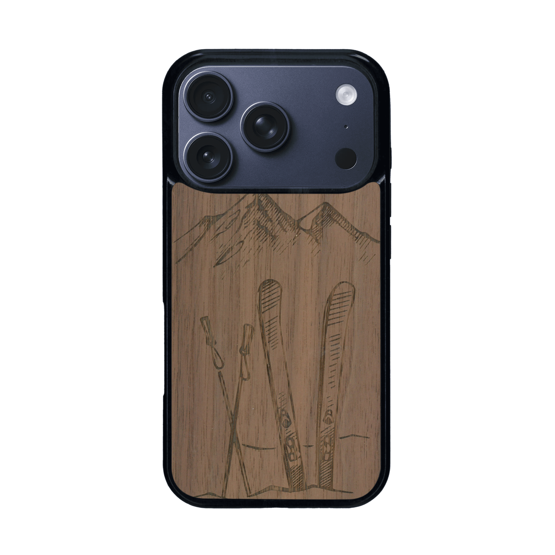 Coque de protection en bois véritable fabriquée en France pour iPhone 17 Pro sur le thème de la montagne, du ski et de la neige avec un motif représentant une paire de ski plantée dans la neige avec en fond des montagnes enneigées