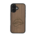 Coque de protection en bois véritable fabriquée en France pour iPhone 17 représentant de manière minimaliste une bouche de féminine se mordant le coin de la lèvre de manière sensuelle dessinée à la main par l'artiste Maud Dabs