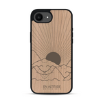 Coque de protection en bois véritable fabriquée en France pour iPhone 17e représentant des montagnes, sur le thème de la randonnée en pleine nature et du trail