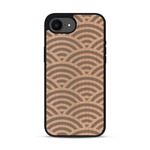 Coque de protection en bois véritable fabriquée en France pour iPhone 17e baptisée "La Sinjak" avec un motif de gravure abstrait représentant la répétition d'un symbole wifi