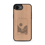 Coque de protection en bois véritable fabriquée en France pour iPhone 17e sur le thème du camping en pleine nature et du bivouac avec la phrase "Aventure is out there"
