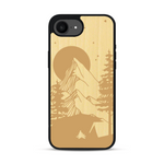 Coque de protection en bois véritable fabriquée en France pour iPhone 17e sur le thème du camping en pleine nature représentant une tente avec un feu de camp entouré de montagnes