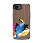Coque de protection en bois véritable fabriquée en France pour iPhone 17e représentant un toucan coloré avec un design moderne et minimaliste sur le thème de la jungle et de la nature