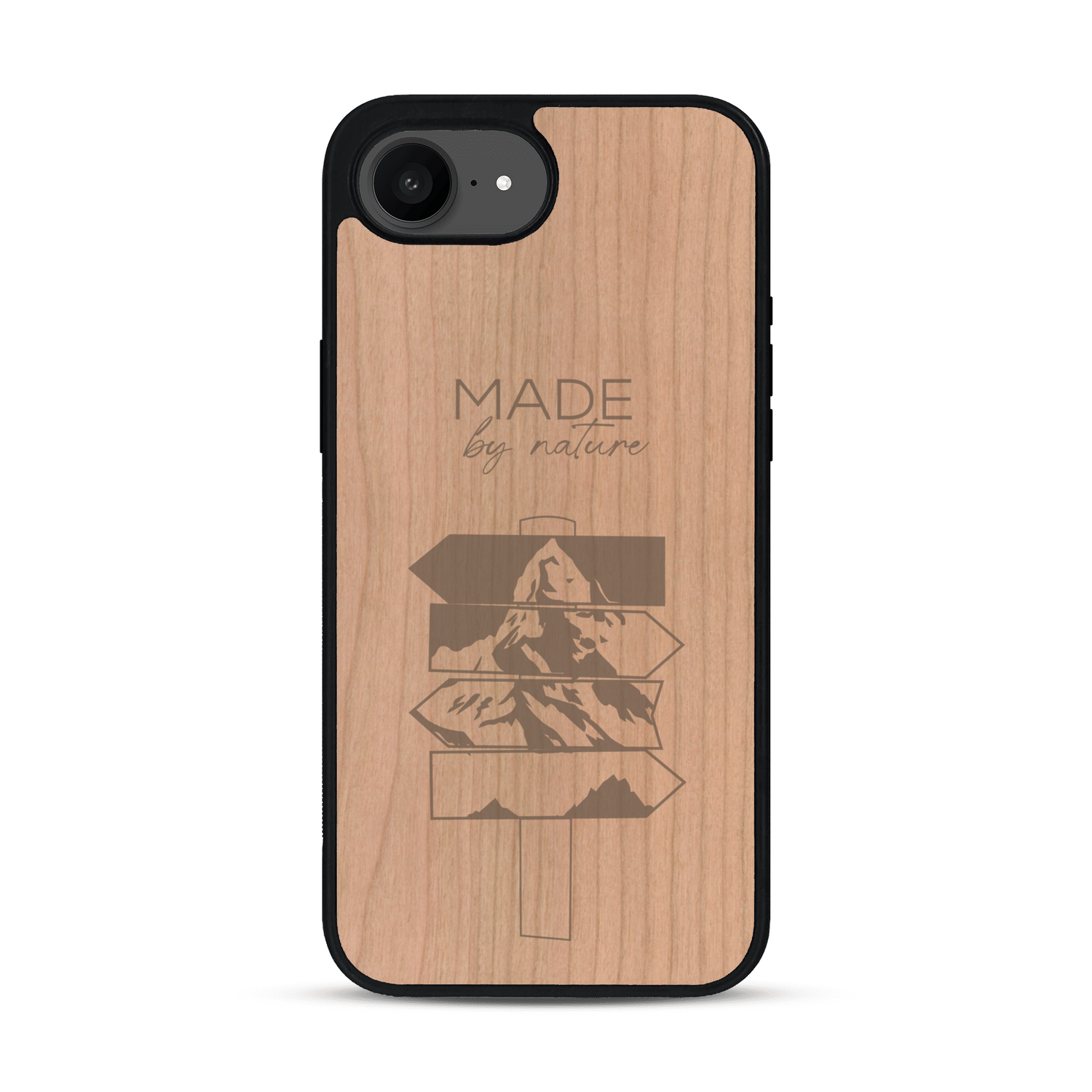 Coque de protection en bois véritable fabriquée en France pour iPhone 17e sur le thème de la nature et des arbres avec une gravure représentant une pomme de pin et la phrase "made by nature"