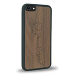 Coque de protection en bois véritable fabriquée en France pour iPhone 6 / 6s sur le thème de la fête des mères avec un motif représentant une fleur dont la tige forme le mot "love"