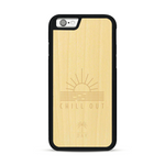 Coque de protection en bois véritable fabriquée en France pour  sur le thème chill avec un motif représentant un couché de soleil sur l'océan et la phrase "Chill out"