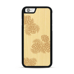 Coque de protection en bois véritable fabriquée en France pour  sur le thème de la nature des arbres avec un motif de gravure représentant des épines de sapin et des pommes de pin