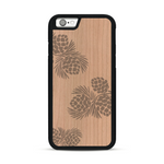 Coque de protection en bois véritable fabriquée en France pour  sur le thème de la nature des arbres avec un motif de gravure représentant des épines de sapin et des pommes de pin