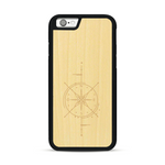 Coque de protection en bois véritable fabriquée en France pour  avec une gravure "rose des vents" sur le thème nautique et de l'océan qui s'inspire des boussoles de pirate