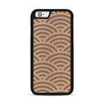 Coque de protection en bois véritable fabriquée en France pour  baptisée "La Sinjak" avec un motif de gravure abstrait représentant la répétition d'un symbole wifi