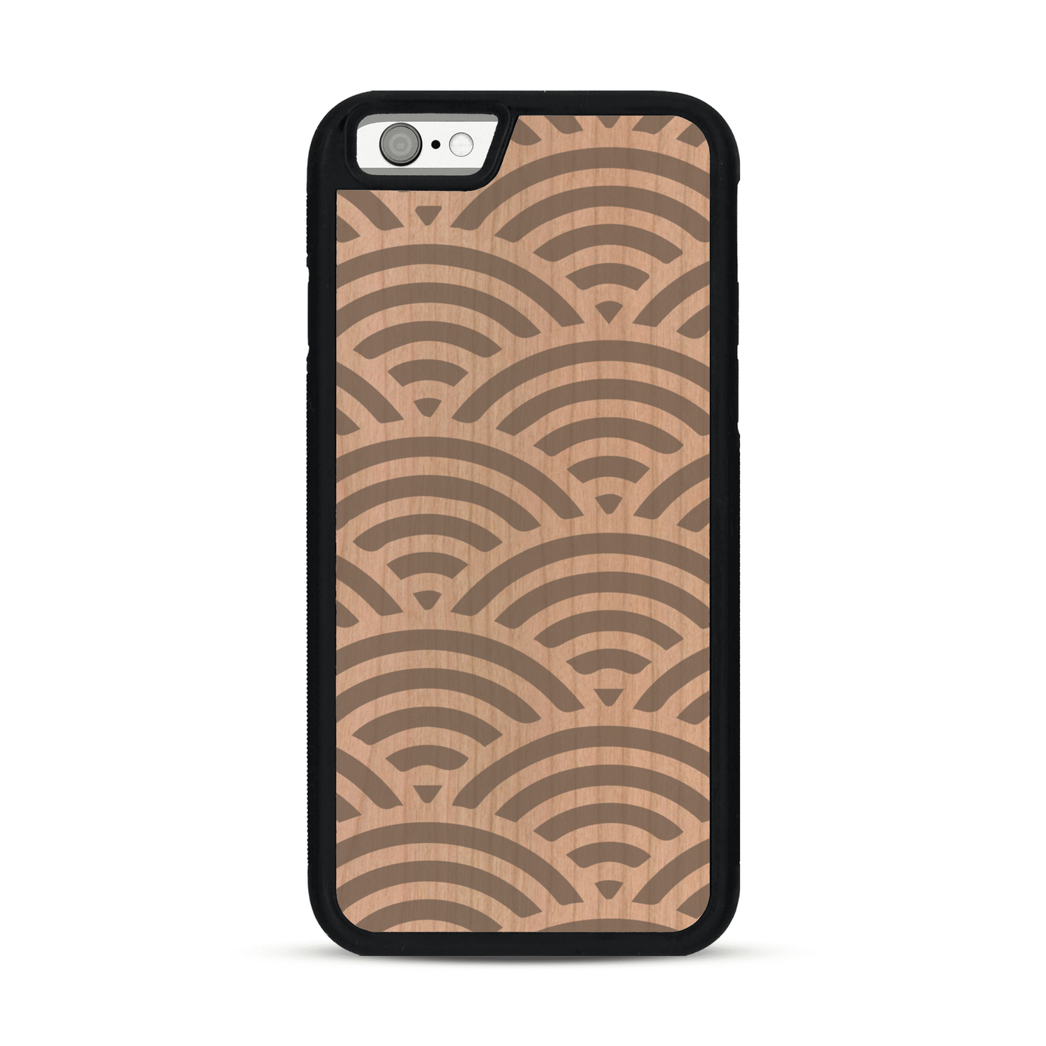 Coque de protection en bois véritable fabriquée en France pour  baptisée "La Sinjak" avec un motif de gravure abstrait représentant la répétition d'un symbole wifi