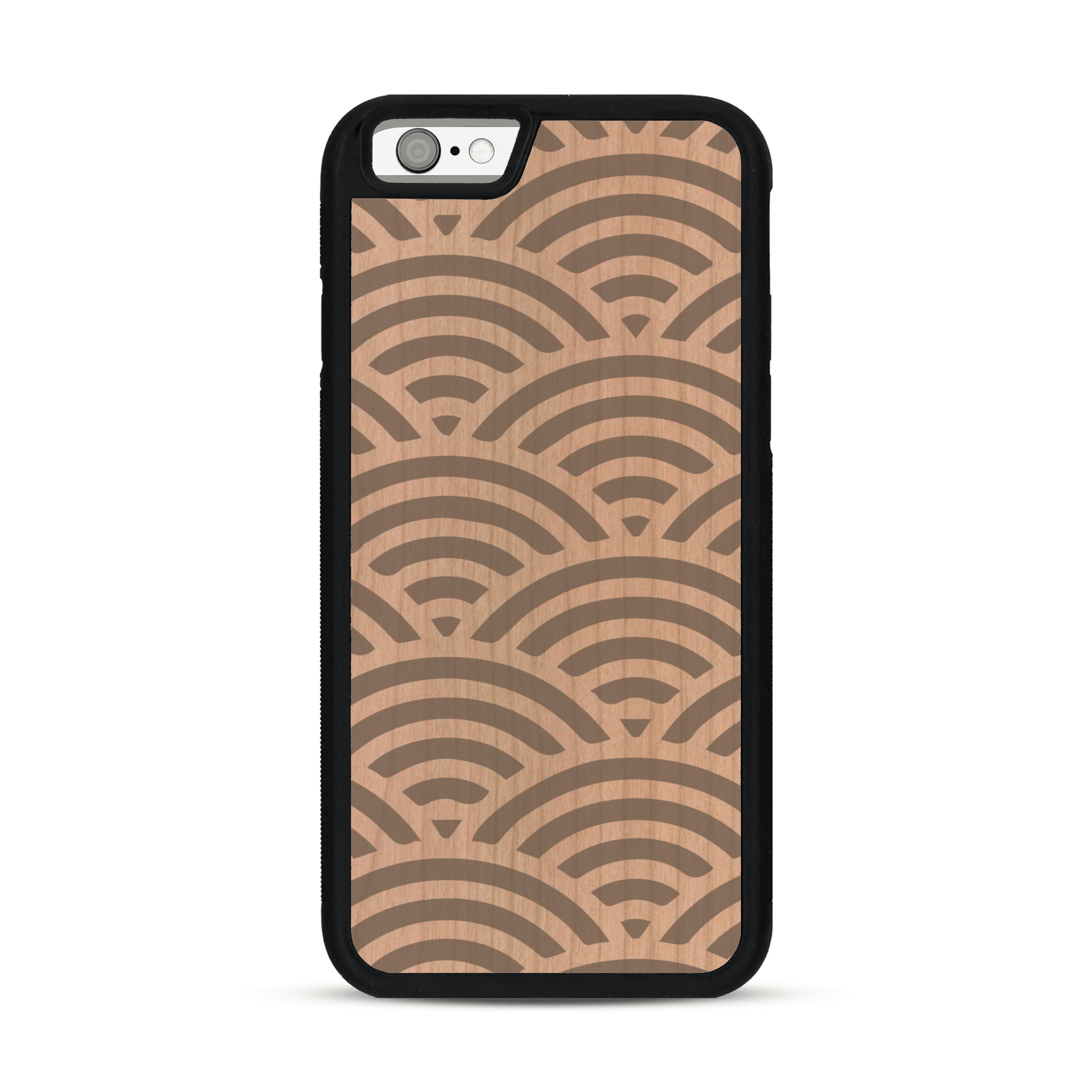 Coque de protection en bois véritable fabriquée en France pour  baptisée "La Sinjak" avec un motif de gravure abstrait représentant la répétition d'un symbole wifi