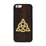 Coque de protection en bois véritable fabriquée en France pour  alliant du chêne fumé et du bambou représentant une triquetra