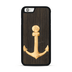 Coque de protection en bois véritable fabriquée en France pour  sur le thème nautique avec un bois clair et un bois foncé représentant une ancre de bateau