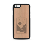 Coque de protection en bois véritable fabriquée en France pour  sur le thème du camping en pleine nature et du bivouac avec la phrase "Aventure is out there"