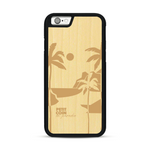 Coque de protection en bois véritable fabriquée en France pour  sur le thème des voyages en vans, vanlife et chill avec une gravure représentant un van vw combi devant le soleil couchant sur une plage avec des vagues