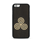 Coque de protection en bois véritable fabriquée en France pour  alliant du chêne fumé et du bambou et doré représentant un triskell