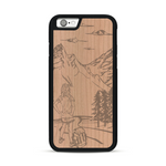 Coque de protection en bois véritable fabriquée en France pour  sur le thème de la randonnée en montagne et de l'aventure avec une gravure représentant une femme de dos face à un paysage de nature
