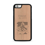 Coque de protection en bois véritable fabriquée en France pour  sur le thème de la nature et des arbres avec une gravure représentant une pomme de pin et la phrase "made by nature"