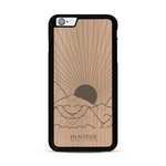Coque de protection en bois véritable fabriquée en France pour  représentant des montagnes, sur le thème de la randonnée en pleine nature et du trail