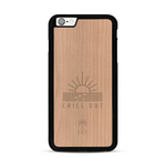 Coque de protection en bois véritable fabriquée en France pour  sur le thème chill avec un motif représentant un couché de soleil sur l'océan et la phrase "Chill out"