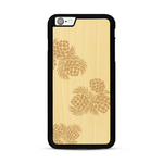 Coque de protection en bois véritable fabriquée en France pour  sur le thème de la nature des arbres avec un motif de gravure représentant des épines de sapin et des pommes de pin