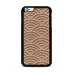 Coque de protection en bois véritable fabriquée en France pour  baptisée "La Sinjak" avec un motif de gravure abstrait représentant la répétition d'un symbole wifi