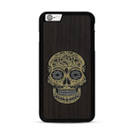Coque de protection en bois véritable fabriquée en France pour  alliant du chêne fumé avec du métal argenté et doré représentant une tête de mort mexicaine sur le thème Dia de los Muertos