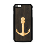 Coque de protection en bois véritable fabriquée en France pour  sur le thème nautique avec un bois clair et un bois foncé représentant une ancre de bateau