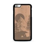 Coque de protection en bois véritable fabriquée en France pour  sur le thème du camping en pleine nature représentant une tente avec un feu de camp entouré de montagnes