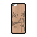Coque de protection en bois véritable fabriquée en France pour  sur le thème des voyages en vans, vanlife et chill avec une gravure représentant un van vw combi devant le soleil couchant sur une plage avec des vagues