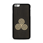 Coque de protection en bois véritable fabriquée en France pour  alliant du chêne fumé et du bambou et doré représentant un triskell